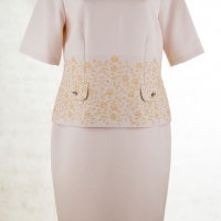 Елегантна рокля в бледорозов нюанс с бродерии марка Poza - EU 42 и EU 46, снимка 1 - Рокли - 25774630