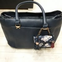 Тъмно синя кожена чанта с къси дръжки марка Parfois с малко кожено портмоне на цветя на дръжката , снимка 1 - Чанти - 23626534