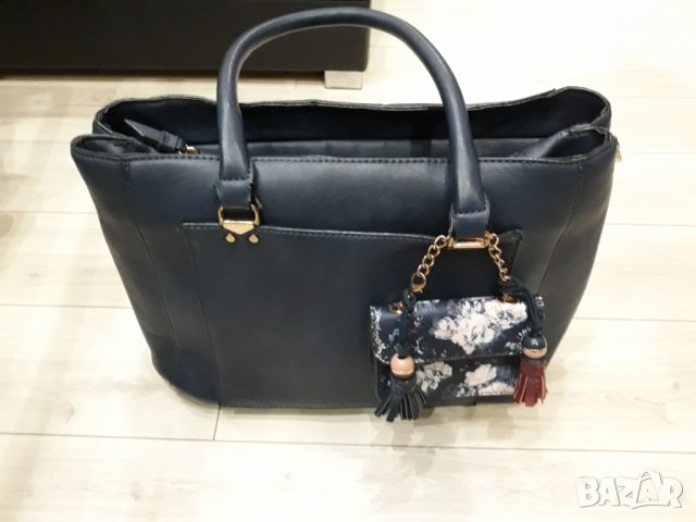 Тъмно синя кожена чанта с къси дръжки марка Parfois с малко кожено портмоне на цветя на дръжката 