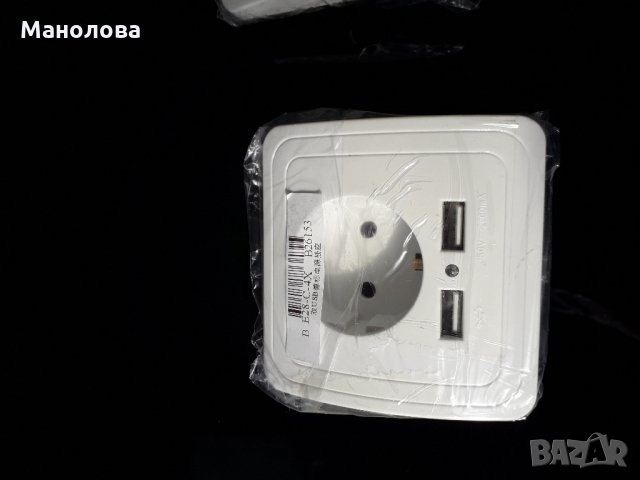 Практичен контакт с 2 вградени изводи за зареждане на телефон  