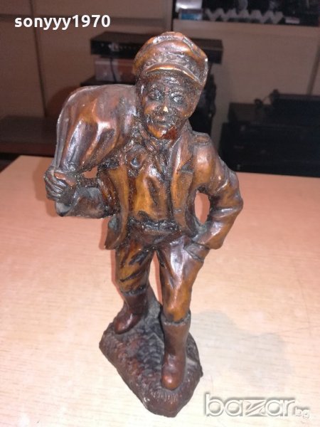 ретро фигура-човек с торба-25х13х13см-внос швеицария, снимка 1