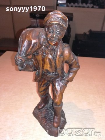 ретро фигура-човек с торба-25х13х13см-внос швеицария