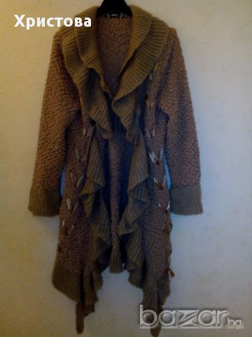 Бежова дълга асиметрична жилетка с къдри.