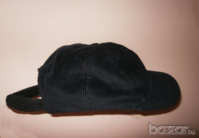 Дамска шапка с козирка от кадифе.