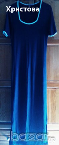 Дълга синя рокля от трико с къс ръкав.