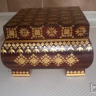  дървена кутия с апликации, снимка 1 - Антикварни и старинни предмети - 14131312
