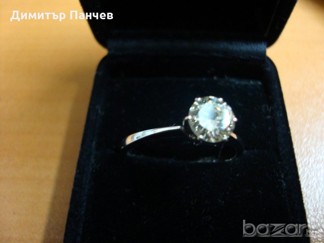 Дамски пръстен с диамант, снимка 1 - Пръстени - 19789082