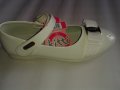 Детски бели лачени обувки от естествена кожа  и лак, снимка 1 - Детски маратонки - 9620568