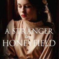 A Stranger in Honeyfield (Anna Jacobs) / Странник в Хънифийлд, снимка 1 - Художествена литература - 23025957
