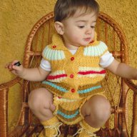 Ръчно плетен бебешки костюм жилетка и гащички пелена, снимка 1 - Жилетки и елечета за бебе - 15828928