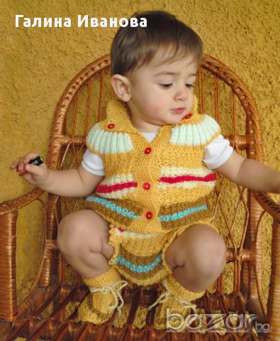 Ръчно плетен бебешки костюм жилетка и гащички пелена