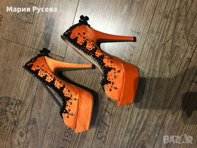 Намаление! Обувки на ток оранжеви камъни дантела орнаменти, снимка 1 - Дамски обувки на ток - 23784721