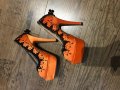 Намаление! Обувки на ток оранжеви камъни дантела орнаменти, снимка 1 - Дамски обувки на ток - 23784721