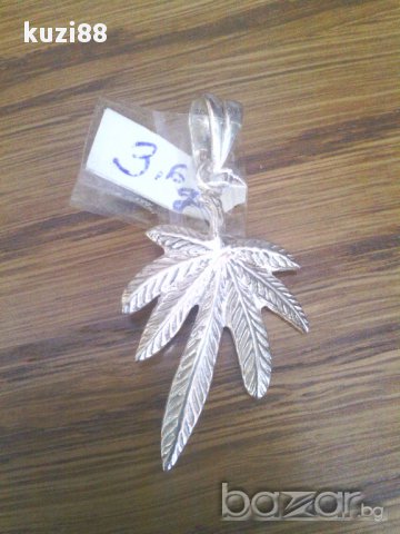 Продавам сребърна висулка