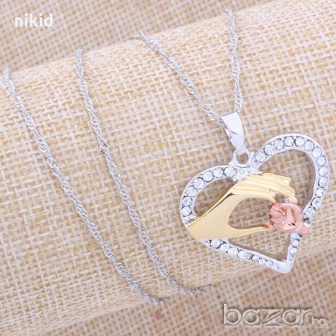 Подарък нежно дамско колие сърце с майчина и детска бебешка ръка микс сребърна баня и златиста, снимка 2 - Колиета, медальони, синджири - 18395747
