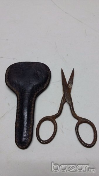 Стара ножичка с кожен калъф, снимка 1