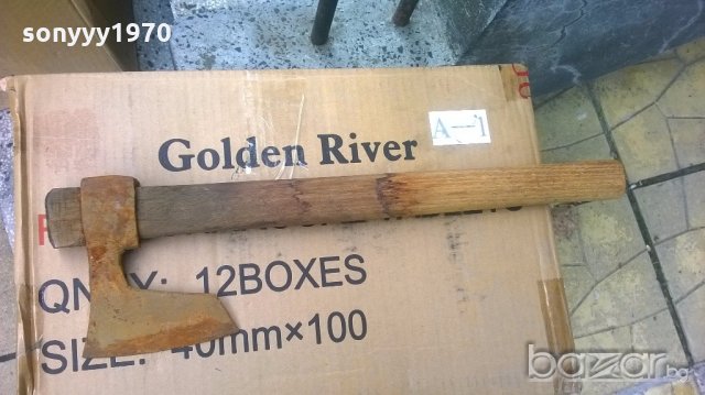 брадва с дървена дръжка