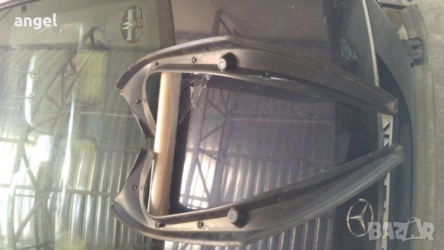 декоративни пластмаси под заден капак s350 mercedes 2006