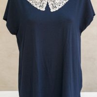 Дамска блуза в тъмносиньо с дантелена бяла яка марка Violana , снимка 1 - Тениски - 22979009