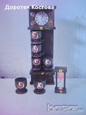 Стара поставка с чаши и пясъчен часовник