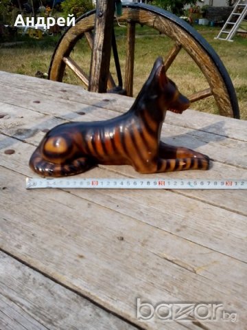 Стара керамична фигура,куче