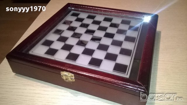 Нов стъклен шах в красива дървена кутия-внос швеицария
