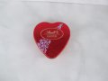 Метална кутия от бонбони във формата на сърце за колекционери Lindt Lindor 