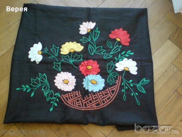 Старо, ръчно бродирано лице на възглавничка