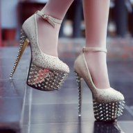Златни високи обувки с шипове, снимка 1 - Дамски ежедневни обувки - 16900230