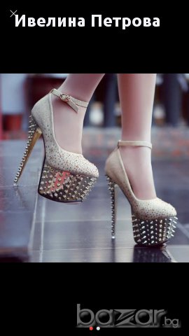 Златни високи обувки с шипове