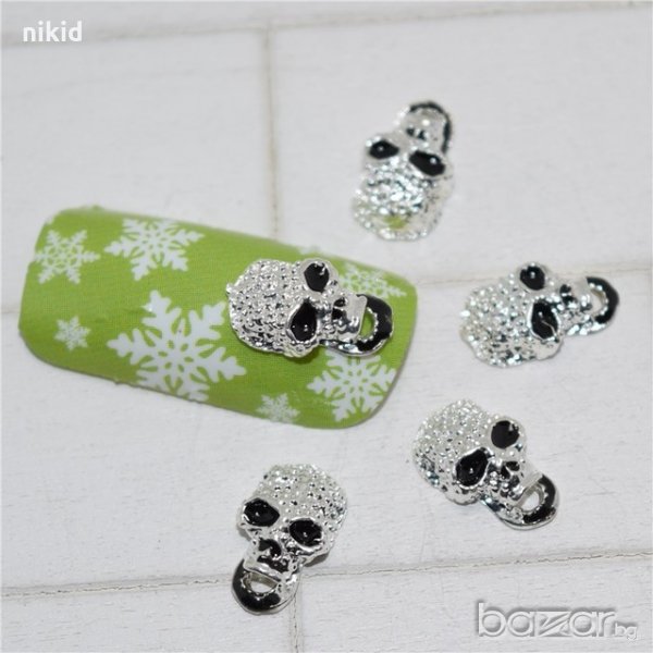 сребрист череп с черни очи бижу декорация за нокти маникюр, снимка 1