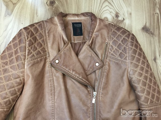 Дамско кожено яке BERSHKA, size M, екокожа, бежово-карамелено, златни ципове, като ново!!!, снимка 5 - Якета - 17756311