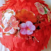 налична -Пинята цвете 10лв+маска+конфети подарък, снимка 1 - Изкуствени цветя - 22219026