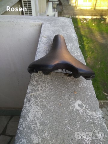 Продавам шосейно седло и педали, снимка 5 - Части за велосипеди - 24678246