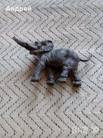 Стара играчка слон