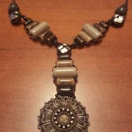 Колие от керамични мъниста и метал, снимка 1 - Колиета, медальони, синджири - 16613255