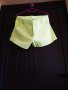 ярко жълти къси панталони Beneton, снимка 1 - Къси панталони и бермуди - 25500157