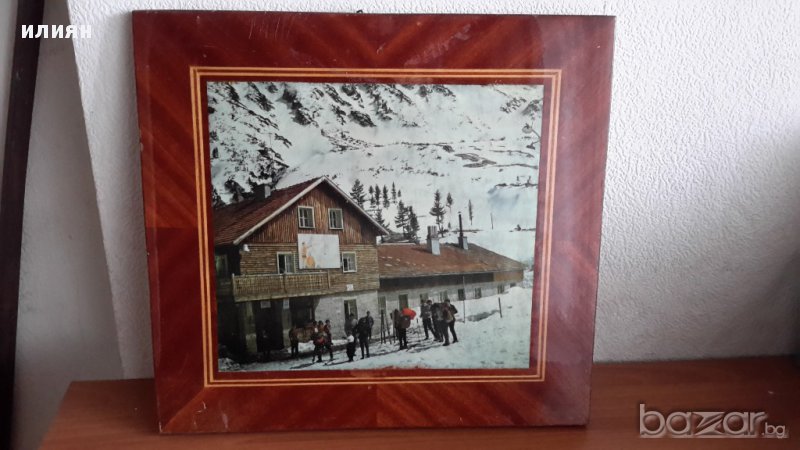 Стара снимка вкарана във дърво и лакирана има забележки , снимка 1