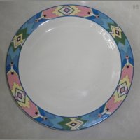 Голяма плоска порцеланова чиния за сервиране с широк кант-фолклорна шевица, снимка 2 - Чинии - 23092401