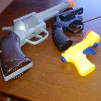 Пистолети пластмасови лот