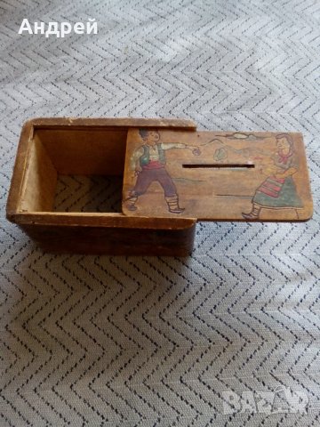 Стара дървена касичка, снимка 2 - Антикварни и старинни предмети - 23518317