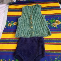 Плетено детско елече с къси плетени гащички, снимка 1 - Детски якета и елеци - 25938951