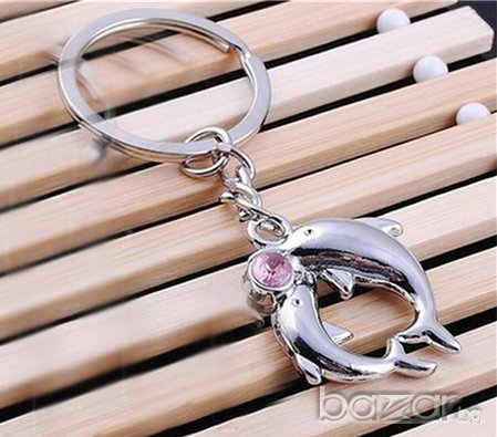 🐟 Ключодържател Двойка Делфини с розов кристал, снимка 1