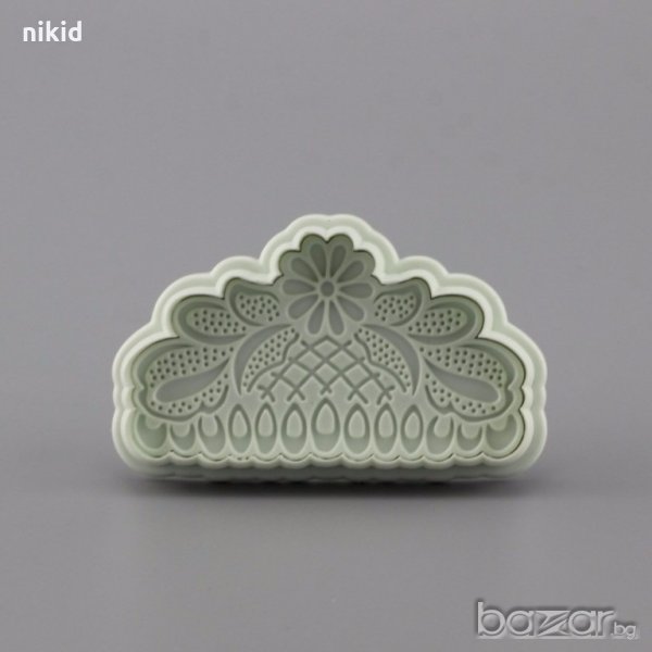 Маргаритка цвете в корона дантела пластмасов резец с бутало релеф украса сладки торта фондан т, снимка 1