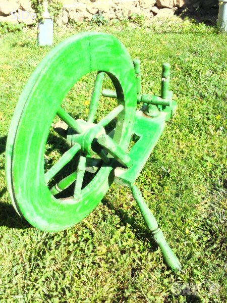 Чекрък за предене на вълна от 1937г. и 4 бр.масури с размери от 27 до 33 см +2 вретена за предене, снимка 1