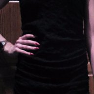 Черна къса вталена рокля от дантела., снимка 1 - Рокли - 13651231
