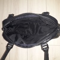 Черна кожена чанта с велурен орнамент с къси дръжки, снимка 3 - Чанти - 23623641