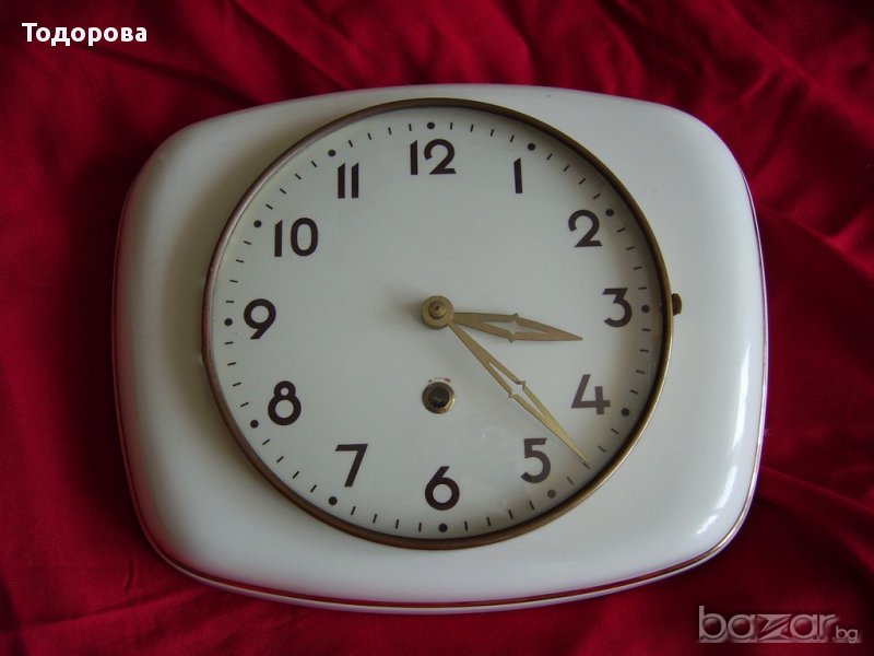 Стар стенен механичен часовник- порцеланов циферблат и корпус., снимка 1
