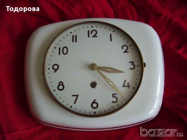 Стар стенен механичен часовник- порцеланов циферблат и корпус.
