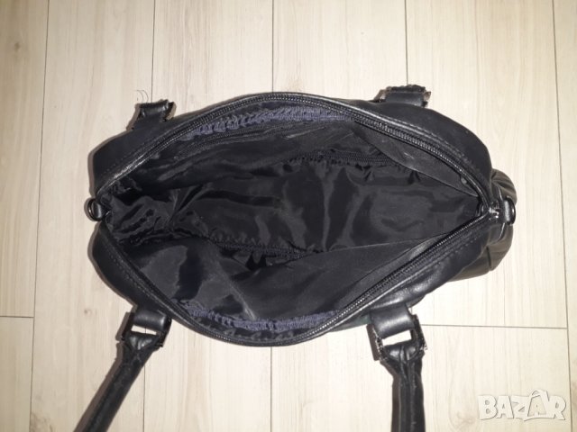 Черна кожена чанта с велурен орнамент с къси дръжки, снимка 3 - Чанти - 23623641